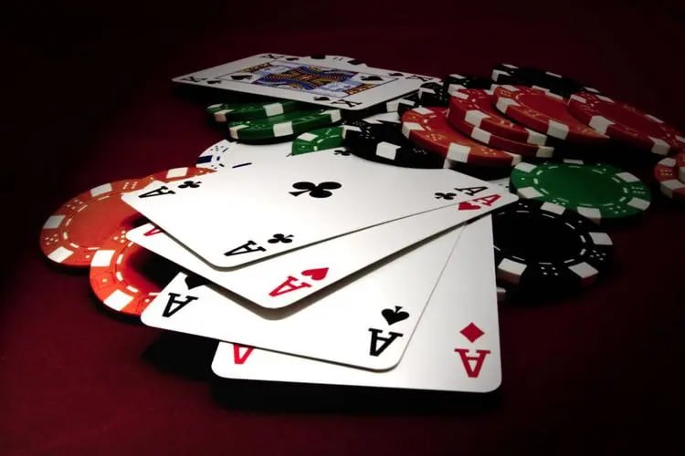 n777 Online Slots မြန်မာ ကစားသူများ smartphone မှ ကစားနေသောပုံ