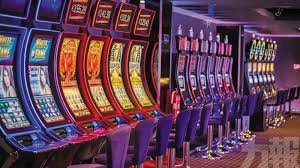 n777 မိုဘိုင်းအက်ပ် မြန်မာဖုန်းတွင် Online Slots ကစားနေသောပုံ